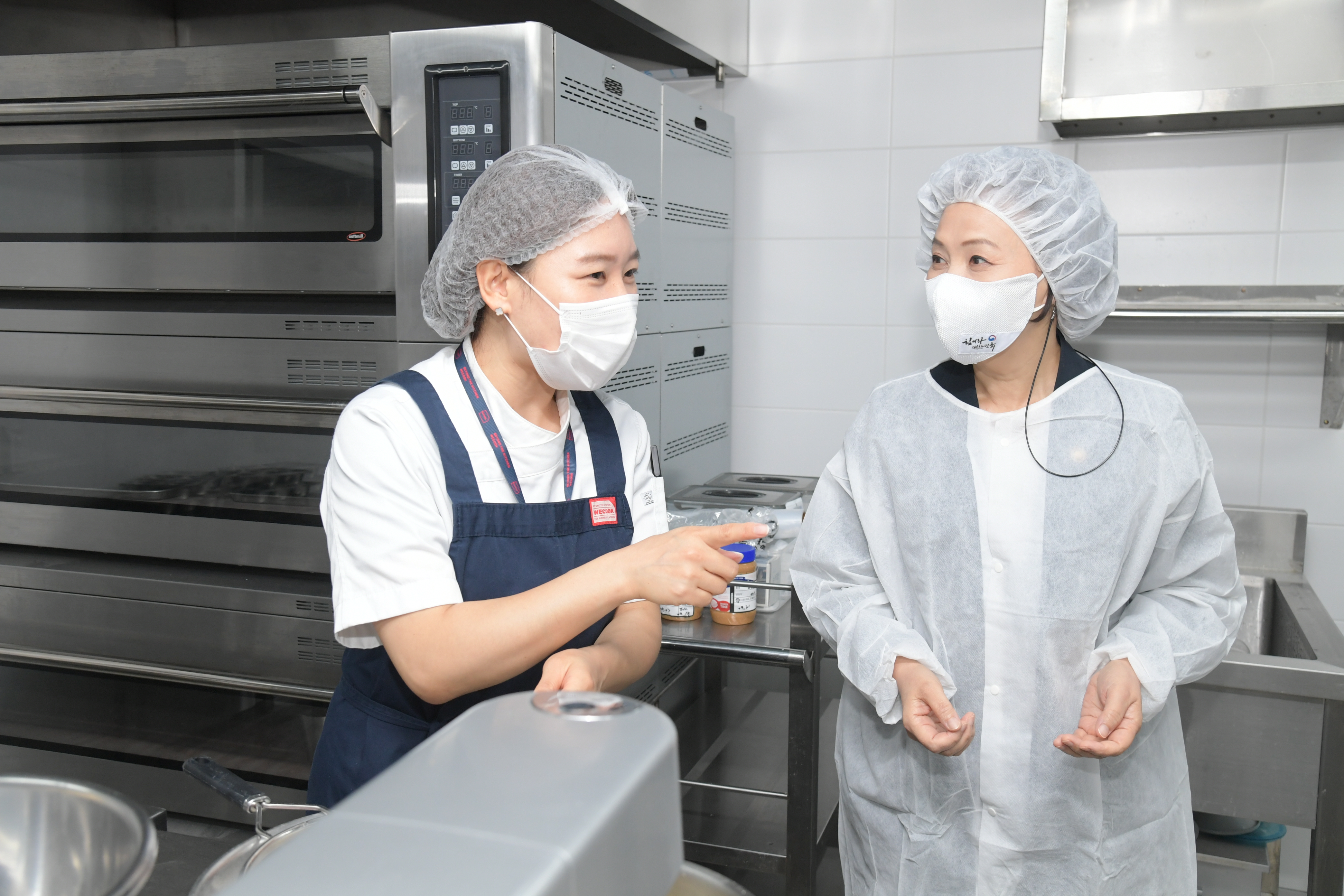 Photo News3 - [Sep. 24, 2020] Minister visits shared kitchen startup