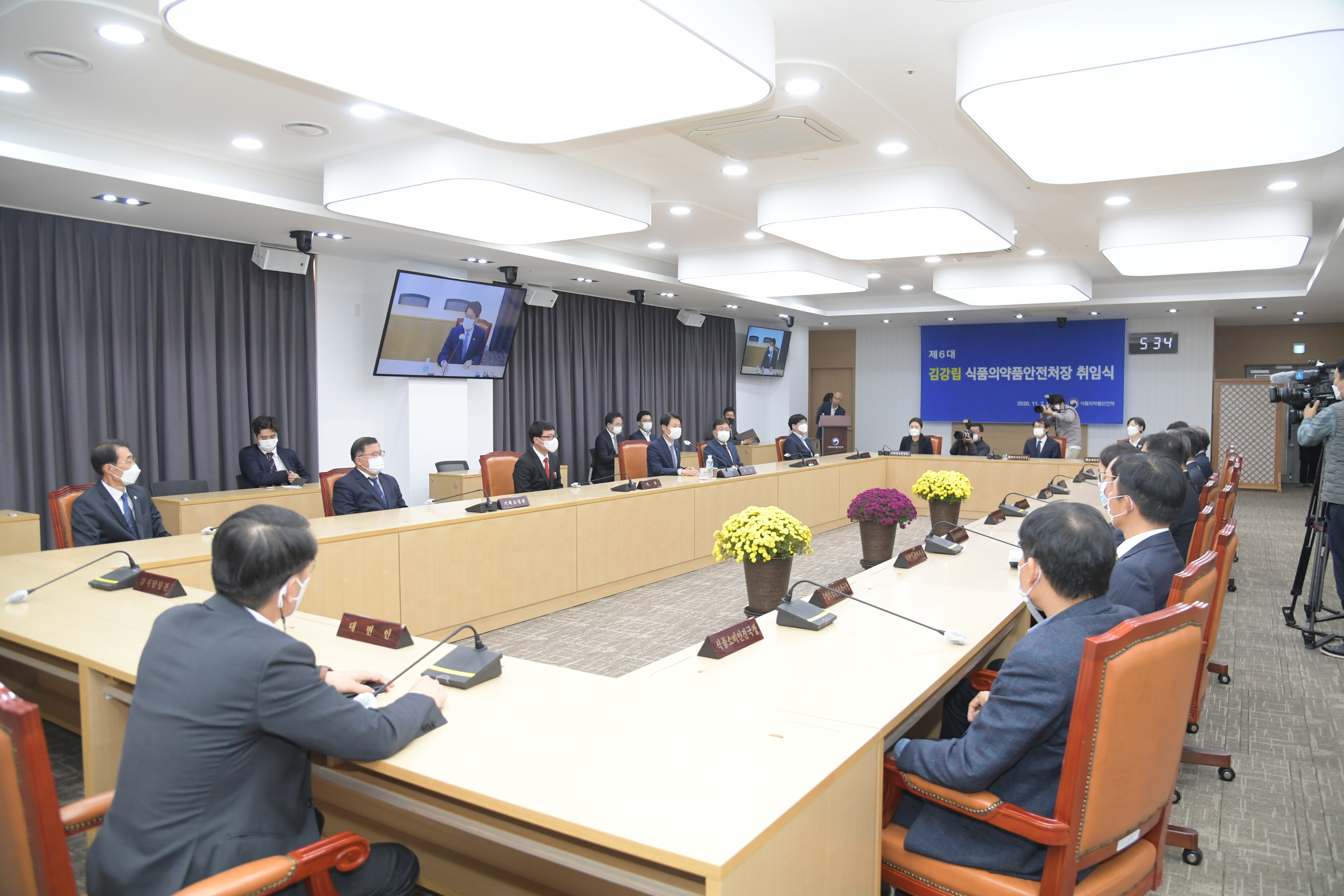 Photo News2 - [Nov. 2, 2020] Inauguration of Minister Kim Ganglip as the 6th Minister of Food and Drug Safety