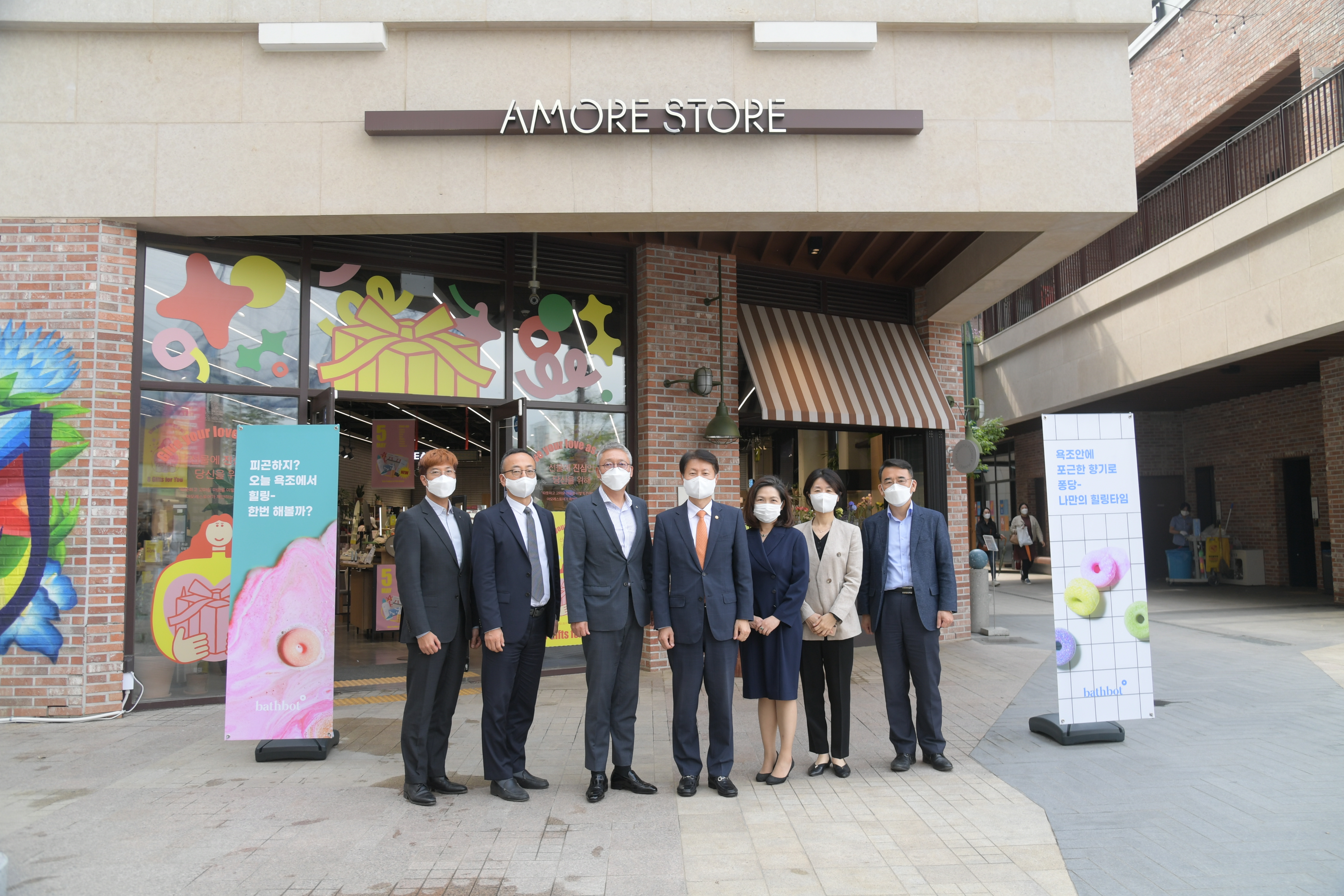 Photo News5 - [May 28, 2021] Minister visits sales site of cosmetics sold in small portions