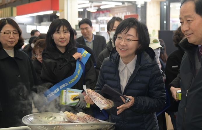 Visit to traditional markets and child protection facilities to celebrate the Lunar New Year