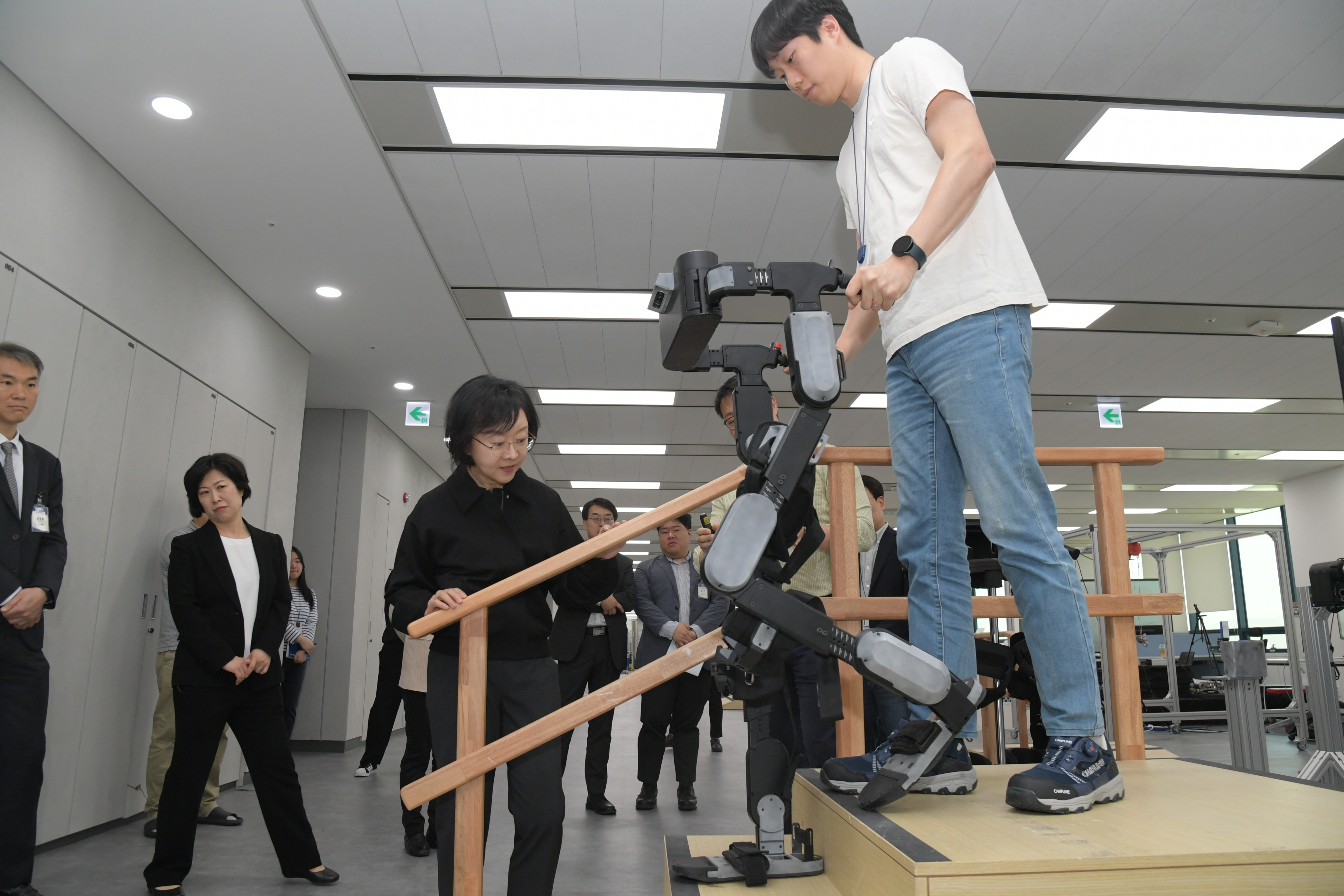 Photo News3 - Visit to medical robot research and development site