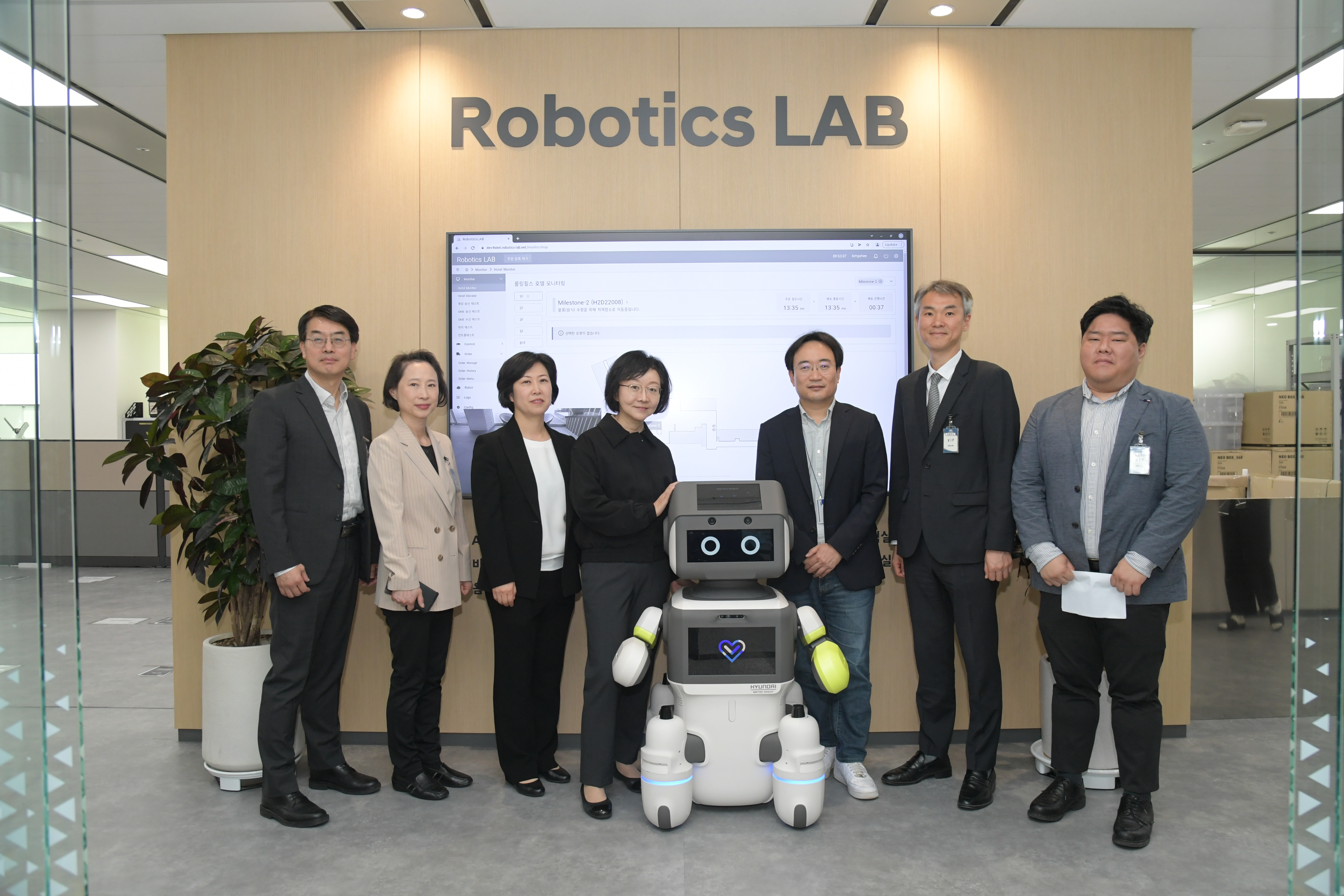 Photo News5 - Visit to medical robot research and development site
