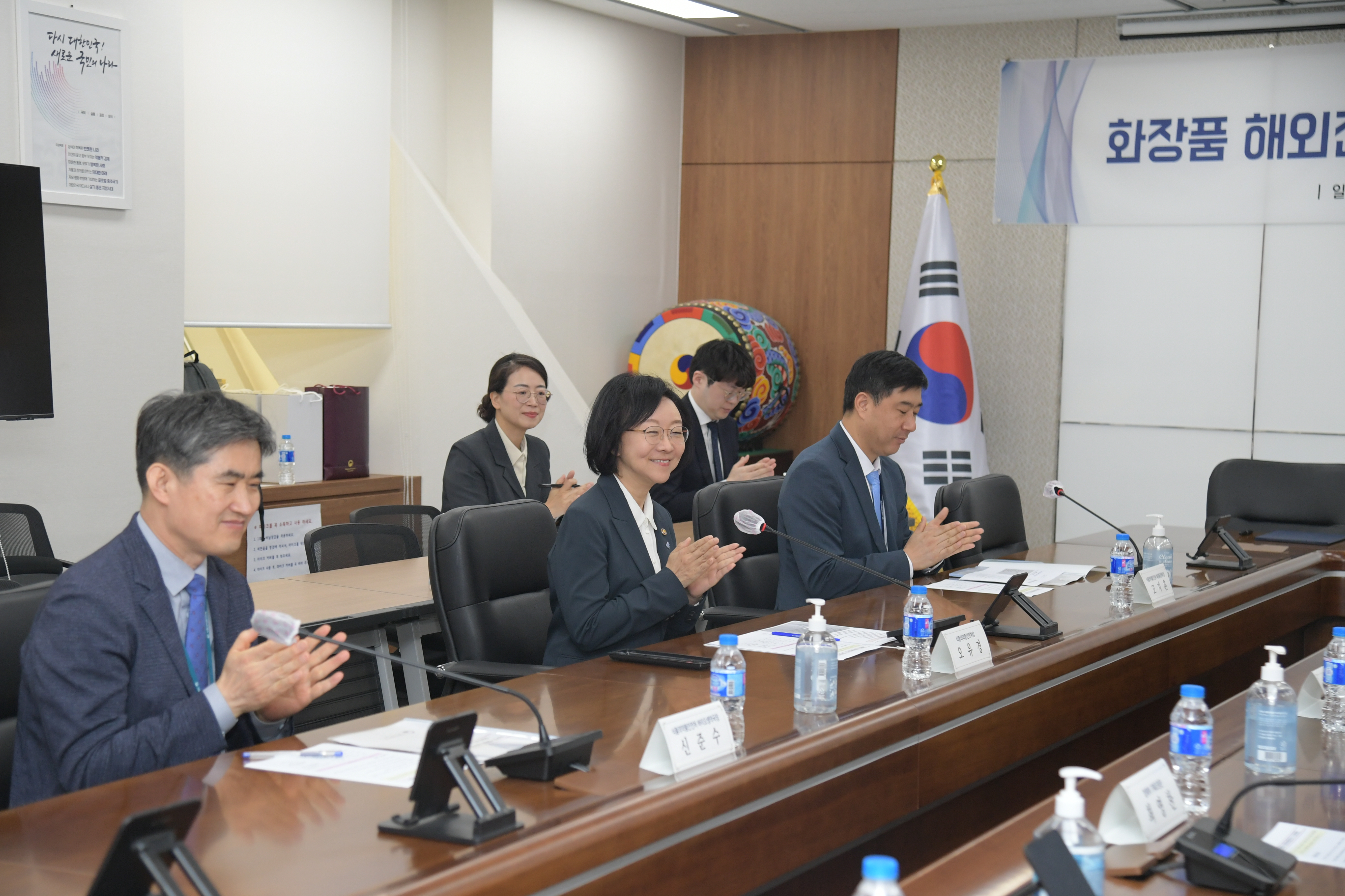 Photo News2 - Ministry of Food and Drug Safety and Ministry of Government Legislation, signing ceremony for ‘Agreement to provide legal information for overseas expansion of cosmetics’