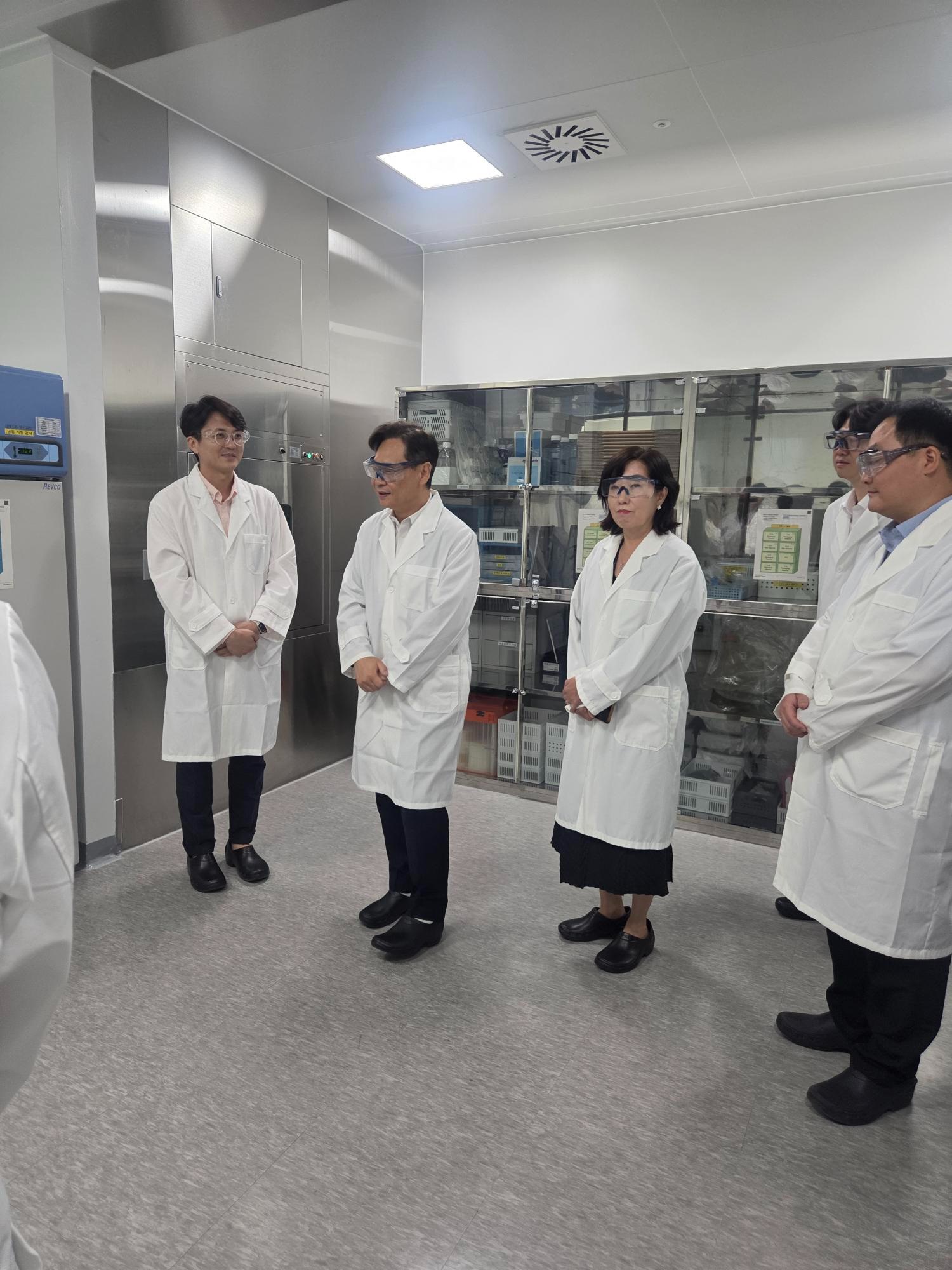 [25.8.22.(금)] 김명호 경인식약청청장, 바이오의약품 GMP 제조소 현장방문_3
